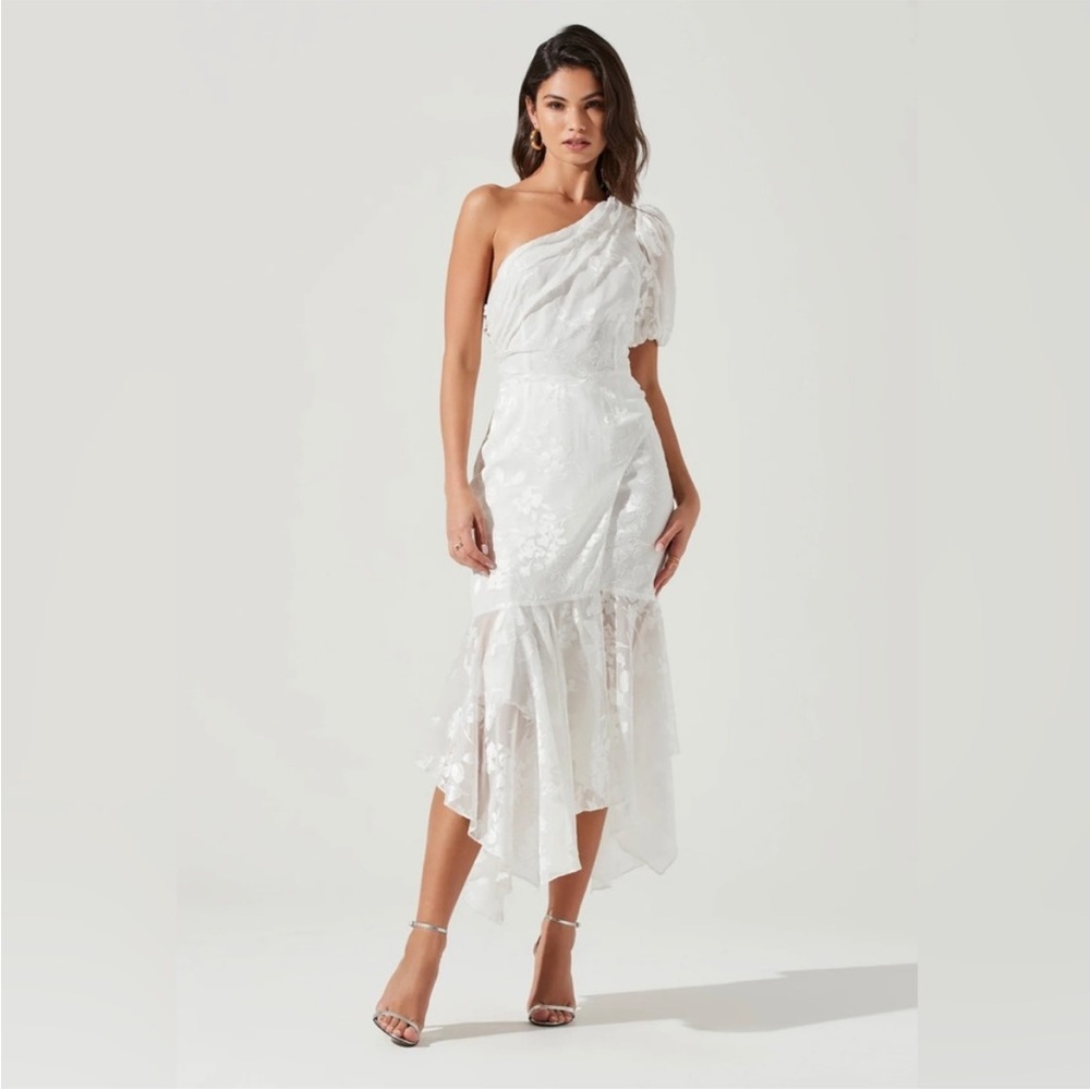 Santorini One Shoulder Floral Midi Dress in White - ASTR the Label - Size Medium
